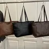 Bolso de Hombro de Gran Capacidad Estilo Europeo y Americano 2025 Nuevo Casual Elegante Estampado de Letras Parche en el Hombro Bolso Tote
