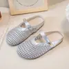 Chinelos fechados para meninas para usar ao ar livre, novos sapatos infantis de verão 2026, sapatos de princesa para meninas pequenas, sapatos de praia antiderrapantes, modernos
