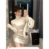 Vestido de malha de gola alta OEM para usar com casaco, modelagem justa, que valoriza a silhueta, vestido justo para outono e inverno, sexy e adequado para usar por cima de outras peças