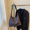 Bolsa de textura casual estilo coreano 2025, feminina, outono e inverno, nova, moderna, portátil, com estampa de leopardo, grande capacidade, para viagem