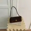 Bolso de hombro versátil nuevo transfronterizo, un bolso de estilo baguette de alta gama, retro y sutilmente lujoso, perfecto para el uso diario a la moda y el uso casual, diseñado para llevarse debajo del brazo