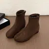 Novas Botas de Cano Curto em Camurça Sintética Stretch 2026 Chelsea com Salto Escondido Botas de Cano Curto Bico de Camurça Moda Retro Feminina Sem