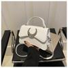 Padrão de lichia elegante com texto estilo ocidental fivela de lua bolsa quadrada pequena personalizada 2024 nova bolsa de ombro transversal simples da moda