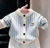 Estilo Coreano Niños 2026 Primavera/Otoño Nuevo Estilo Universitario Cárdigan de Punto Bordado Rayado Azul Pantalones Casuales Blancos para Niños