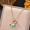 Novo Colar de Trevo de Quatro Folhas Estilo Coreano com Zircônia Microincrustada em Aço Titânio para Mulheres, Banhado a Cobre com Ouro Real, Corrente de Clavícula Tendência
