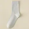 Meias masculinas de cano médio Quatro Estações cor sólida antibacterianas versáteis absorventes de suor desodorantes meias de outono meias pretas para negócios