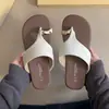 Nuevas sandalias planas retro antideslizantes de metal, tipo slip-on, versátiles 2026 para mujer, adecuadas para uso en exteriores, chanclas de playa para verano
