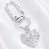 Lujo Ligero Chapado en Oro Full Diamante Charm Hebilla en Forma de D Colgante Hueco en Forma de Corazón Accesorios para Bolsos Llaves Fábrica Stock Mayorista