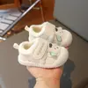 Zapatos para Caminar de Bebé Zapatos para Niños 2026 Invierno Nuevo Estilo Calzado de Algodón Cálido con Felpa Zapatos Individuales para Niñas Suela Suave para Bebés y Niños Pequeños