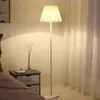 Lámpara de pie Sala de estar Dormitorio Lámpara de mesita de noche Simple Moderna Decoración Cálida LED Sofá Lámpara de mesa vertical Fábrica al por mayor
