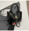 Bolso de Mano Rojo para Mujer 2025 Nuevo Popular Textura Retro Versátil Bolso de Hombro de Moda Bolso Cruzado Tipo Cubo