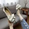 Sapatos Confortáveis para Vovó com Sola Macia Femininos 2026 Outono Novo Estilo Laço Versátil Slip-on Confortável Fundo Plano Boca Rasa Sapatos para Mãe