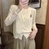 Novo Cardigã de Tricô Estilo College com Bordado de Urso Chique Outono/Inverno Casaco Longo de Manga Comprida Feminino na Cor Branca