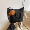 Venta al por mayor del fabricante Bolsos pequeños de moda retro Bolsos para mujer 2026 Nuevo de moda Correa doble para el hombro Bolso bandolera retro Versátil tipo cubo