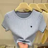Camiseta de punto retorcido de seda fina con bordado de corazón, manga corta para mujer, diseño de verano, cuello redondo, ajustada, hombro derecho