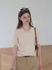 Suéter tejido de color sólido estilo suave con cuello polo para mujer, nuevo top casual versátil holgado que estiliza, manga corta, verano 2026