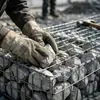 La malla de gaviones Galfan se suministra directamente del fabricante con un recubrimiento galvanizado de 245 g/m². Los materiales cumplen con los estándares para la gestión de cauces de ríos y la agricultura de alto estándar.