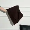 Este ano, saias de tricô bege de cintura alta em A com cordão estão em alta.. Estes novos estilos de outono/inverno são projetados para afinar e apresentam um design em camadas, semelhante a um bolo.