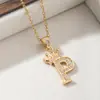 Colar com pingente de letra da moda europeia e americana para mulheres, coroa dourada e prateada com letras inglesas totalmente cravejadas de diamantes, modelo de exportação de venda quente transfronteiriça, envio direto