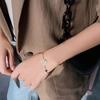 Estilo Japonés y Coreano Elegante Combinación Perfecta Flor de Cuatro Hojas Incrustada con Diamantes Chapado en Oro de 18 Quilates Acero de Titanio Pulsera para Mujer Simple Popular en Internet Pulsera de Moda Accesorios