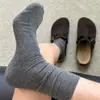 Los calcetines favoritos del otoño - combinados con calcetines de algodón de fibra larga ligeros de 40 hilos hasta la mitad de la pantorrilla en estilo retro gris de Birkenstock para el postparto