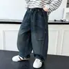 Calça Jeans Reta Masculina Outono 2026 Novo Estilo Calças para Crianças Pequenas e Médias Calças Tendência Rascunho Legal para Bebês Primavera e Outono