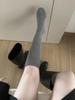 ¡Ponerte esto te hace parecer un estudiante de secundaria coreano! Se ve estilizado y es suave. Es Único. Calcetines de compresión suave apilados de dos usos Súper fáciles de poner