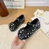 Zapatos pequeños de cuero para niños suela blanda zapatos de una sola pieza zapatos de lunares para niña 2026 Primavera/Otoño Nuevos Antideslizantes zapatos de conducción zapatos de princesa modernos