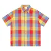 Camisa Corta de Cuadros Retro Arcoíris con Tela a Cuadros de Contraste Multicolor y Bordado Floral Sencillo en el Pecho para Hombre