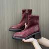 Botas Curtas de Camurça com Salto Grosso para Mulheres 2025 Novas Sapatos de Casamento Vermelhos Xiuhe Botas Elásticas de Inverno com Bico Quadrado Emagrecedoras