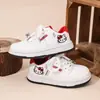 Zapatos blancos de dibujos animados para niños, nuevos modelos de primavera y otoño, zapatillas de suela blanda para niños y niñas, zapatos deportivos casuales estilo coreano, zapatos de moda para niños mayores