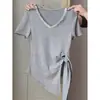Camiseta Irregular de Manga Curta com Decote V Plus Size para Mulheres, Novo Estilo de Verão, Emagrecimento e Design Único com Detalhes de Amarração