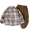 Traje para Niños Otoño 2026 Estilo Nuevo Camisa a Cuadros para Bebé Niño Manga Larga Conjunto de Tres Piezas Bebé e Infantil Venta al por Mayor