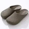 Sapatos Masculinos da Moda Tendência Sandálias Anti-colisão de Verão para Uso Externo Sapatos Slip-on Masculinos Sapatos para Uso Externo Chinelos Casuais Respiráveis com Furos Meio Cobertos