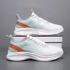 Zapatillas deportivas transpirables de malla para hombre, nuevas zapatillas casuales versátiles de primavera, zapatillas para correr ultraligeras con suela suave y absorción de impactos.