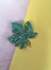 Broche de Hoja de Arce Retro Gama Alta Sentido de Gama Alta Nicho de Gama Alta Ramillete Cadena para Suéter Colgante Traje Pin Lindo de Gama Alta