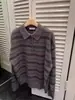 Suéter de Punto Rayado Holgado con Solapa y Media Botonadura, Moda 2025, Dongdaemun, Corea del Sur, para Otoño e Invierno