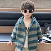 Cardigan de Tricô com Capuz de Listras Largas para Meninos Primavera e Outono Estilo Coreano Cardigan de Tricô Infantil Top Estiloso para Bebês e Crianças Pequenas
