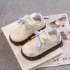 Zapatillas de entrenamiento estilo alemán para niñas, estilo coreano, nueva colección 2026, zapatillas de suela gruesa, bonito diseño bordado, zapatos blancos casuales para estudiantes de primaria, de moda