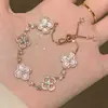 Pulsera Vintage de la Edad Media Incrustada con Polvo de Diamante Fritillaria Trébol de Cuatro Hojas Diseño Hueco de Nicho de Lujo Pulsera Deslizante