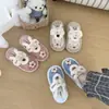 Nuevas pantuflas caseras florales de invierno 2026, de suela plana, mullidas y adecuadas para usar al aire libre, con suela suave y diseño de punta cerrada, perfectas para uso posparto, estilo mujer