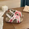 Sandalias Infantiles Estilo Coreano Modelo Nuevo 2026 con Suelas Suaves para Niños y Niñas, de Moda y Lindas, Versátiles Sandalias de Moda Estilo Academia