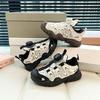 Zapatos Infantiles 2025 Primavera y Verano Estilo Nuevo Malla Transpirable Hebilla Giratoria Zapatos Deportivos para Niños y Niñas, Zapatos de Papá, Zapatos de Marco Versátiles
