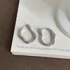 Estilo indiferente ins irregular brillante ola ovalada metal ear cuff mujeres simple personalidad moda aretes joyería de oreja