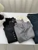 Camiseta elástica versátil de manga larga con botones y cuello en V adelgazante para mujer, otoño e invierno 2026, suave y amigable con la piel, de terciopelo mousse, color liso, camiseta básica