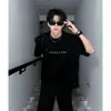 Camiseta Pretas Acolchoada no Ombro Estilo Americano Pesada para Homens, Verão Nicho Design Metálico Manga Curta com Acabamento de Alta Qualidade, Meia-Manga Fresca e Estilosa