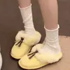 Zapatos de piel con suela gruesa de terciopelo para mujer 2026 nuevo estilo invierno aumento de altura uso exterior suela suave retro cálidos pantuflas de punta cerrada