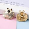 Accesorio Lindo para Llave de Coche Nariz de Oso Chica de la Suerte Llavero de Metal Incrustado con Diamantes Etiqueta Redonda Grabado Creativo