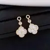 Brincos de Letra com Zircônia e Pérola Agulha de Prata, Elegantes e Versáteis, Brincos Estilo Chanel, Brincos da Moda de Luxo Leve de Alta Qualidade Atacado