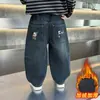 Pantalones de Mezclilla para Niños Otoño e Invierno con Forro Polar Integrado Nuevos 2026 Pantalones Sueltos de Pierna Recta para Niños Pantalones Casuales Bonitos para Niños Pequeños